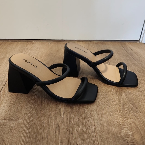 Wide Width Block Heel Strappy Sandals - Picture 3 of 4